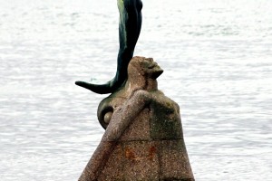 Puerto de Cangas de Morrazo escultura en el mar